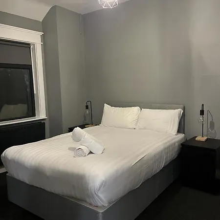 - No 12 -new Boutique - Fully Renovated December 2023 - - 6 Bedrooms - 6 En Suites Free Parking Nyaraló Galway