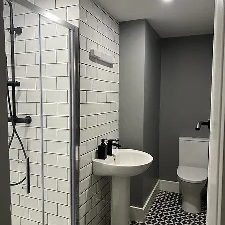 - No 12 -new Boutique - Fully Renovated December 2023 - - 6 Bedrooms - 6 En Suites Free Parking בית נופש *