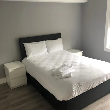 - No 12 -new Boutique - Fully Renovated December 2023 - - 6 Bedrooms - 6 En Suites Free Parking Nyaraló Galway