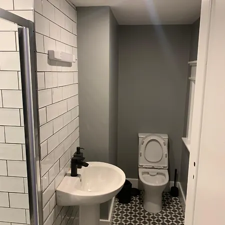 - No 12 -new Boutique - Fully Renovated December 2023 - - 6 Bedrooms - 6 En Suites Free Parking גלוואיי