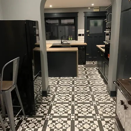 Nyaraló - No 12 -new Boutique - Fully Renovated December 2023 - - 6 Bedrooms - 6 En Suites Free Parking *